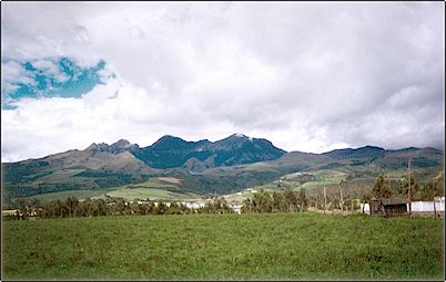 Vista del Rumi�ahui cerca de la ciudad de Machachi, en esta toma podemos ver la gran caldera abierta hacia el occidente, los glaciares que disgregaron la roca volc�nica permitieron la formaci�n de abundante tierra f�rtil utilizada actualmente para agricultura.
