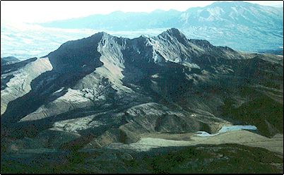 Mas cerca podemos observar las profundas quebradas, circos y valles en U tallados por los glaciares pleistoc�nicos, en invierno aparece semicubierto de nieve, en sus faldas se puede observar la laguna de Limpiopungo y las planicies formadas por los lahares del Cotopaxi.
