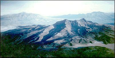 Desde el mismo �ngulo se pueden observar a los volcanes Coraz�n y Atacazo a izquierda y derecha respectivamente en el horizonte. El volc�n Rumi�ahui y la planicie y laguna de Limpiopungo.
