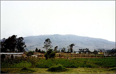 De este se conocen flujos de lava y conos par�sitos igualmente extintos, en la cumbre existe un conjunto de picachos restos del cr�ter donde se han instalado no pocas antenas de radio y televisi�n.