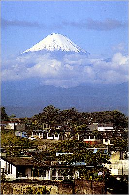 Sangay desde el Puyo, en su lado sudoriental tiene un peque�o cono de escoria invisible en la toma, Sangay significa aterrorizar o espantar en lengua nativa, de ello se desprende que el Sangay tuvo un pasado explosivo digno de aquel nombre, la ciencia cientos de a�os despu�s confirmar�a la existencia de antiguas calderas de naturaleza explosiva antes del actual edificio constitu�do de erupciones no explosivas. La etimolog�a puede ser de sorprendente ayuda para los cient�ficos actuales.
