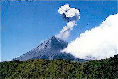 Vapor y gases despedido por el Sangay, este volc�n junto con el Tungurahua son de tipo estromboliano, pueden estar centurias erupcionando sin cesar con periodos cortos o largos de descanso a menudo pueden alcanzar grandes alturas.
