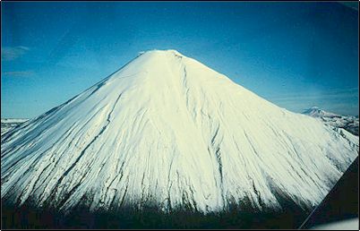 El cono perfecto del Sangay, tanto o m�s perfecto que el del Cotopaxi, sus continuas erupciones rellenan cualquier nueva quebrada y permiten crecer al volc�n lentamente, sus pendientes no son muy escabrosas y han sido escaladas por muchos grupos de experimentados monta�istas.
