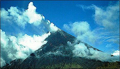 El Sangay en plena erupci�n, aunque es fotog�nico no aparece en primera plana en los diarios ni en televisi�n debido a que ya hace tiempo que ha estado erupcionando y adem�s se encuentra en un lugar poco accesible a varios d�as de camino en mula.
