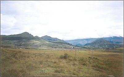 En esta toma una caldera abierta hacia el suroccidente en la izquierda, hacia atr�s un domo y a la derecha un cono de escorias bastante sim�trico, entre estos se halla un flujo de lava prehist�rico.
