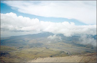 El Sincholagua es un volc�n del Pleistoceno extinto y tallado a fuerza de glaciares, tiene dos cumbres que no se pueden visualizar en esta imagen normalmente cubiertas de nieve y bruma.
