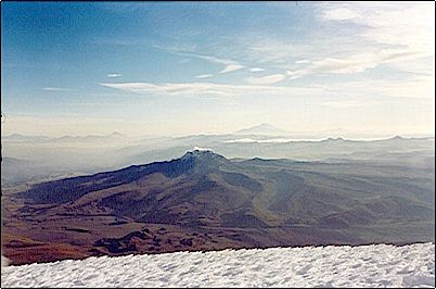 Imagen del Sincholagua despejado. Hacia la derecha de la cima y bajo esta serpentea un valle glaciar que nos da una idea del alcance de los glaciares prehist�ricos de este volc�n
