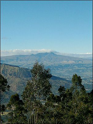 Sincholagua en verano apenas rodeado de nubes, mucho de la fertilidad de nuestros valles se lo debemos a la descomposici�n de lavas y cenizas de volcanes como estos, adicionalmente la altura de los mismos atrapa humedad dando origen a rios que riegan los valles.
