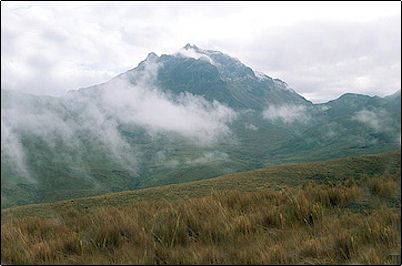 Se puede aqu� apreciar restos del cr�ter abierto hacia el sur, los glaciares pasados y actuales han creado profundos valles y gargantas.
