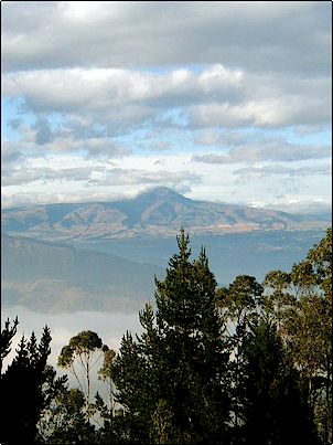 Desde la cima de este volc�n pueden verse otros como el escurridizo Quilinda�a, el Cotopaxi, Cayambe e incluson el Chimborazo y Tungurahua.
