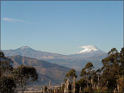 Expl�ndida vista del Cotopaxi, Sincholagua, Ilal� y el valle de los Chillos y parcialmente el de Tumbaco, el volc�n Pasochoa es apenas visible hacia la derecha bajo el Cotopaxi. Esta imagen fue lograda desde el Parque Metropolitano de Quito.
