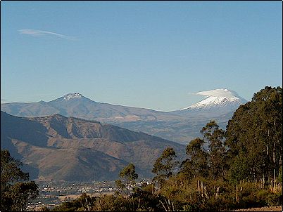 Desde otro �ngulo: Aqu� vemos a tres volcanes en la misma toma: a la izquierda el Sincholagua, a la derecha el Cotopaxi y en primer plano parcialmente se ve al Ilal�, del que se puede distinguir su caldera abierta hacia el occidente.
