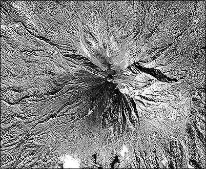 Aqu� se ve al Sumaco rodeado de selva espesa en una foto a�rea, exisdten otras formaciones monta�osas poco conocidas que en realidad podr�an ser volcanes, algunos quiz� activos, algunos parecen ser muy evidentes en cartas topogr�ficas.
