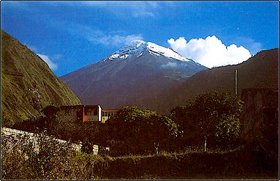 Otra vista del volc�n Tungurahua, el siglo pasado erupcion� fuertemente represando r�os, cortando comunicaciones, destruyendo haciendas y propiedades e inutilizando sembrad�os y granjas por alg�n tiempo, en esa ocasi�n las cenizas llegaron hasta Ambato.
