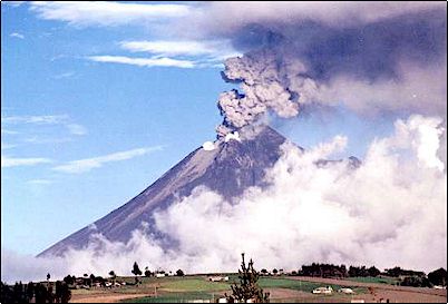 El Tungurahua en erupci�n, peque�os columnas de vapor blancas acompa�an a la columna de cenizas que asciende lentamente.
