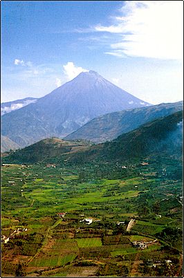 Uno de los volcanes m�s fotog�nicos de nuestro pa�s se muestra claramente sin nubes, antes de su actual actividad tambi�n se mostraba con una cantidad importante de nieve.
