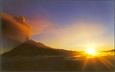 Los volcanes estrombolianos erupcionan constantemente a veces dando hermosos espect�culos como este atardecer, el que nos evoca un poco a la remota historia de la formaci�n de nuestro planeta.
