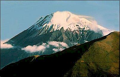 Vista del Tungurahua en sus d�as de vacaciones, su �ltima erupci�n antes de la actual fue en 1916-1918, se reactiv� brevemente en 1944, sin embargo una se�al de tremor constante empez� a detectarse desde 1994 hasta la presente.
