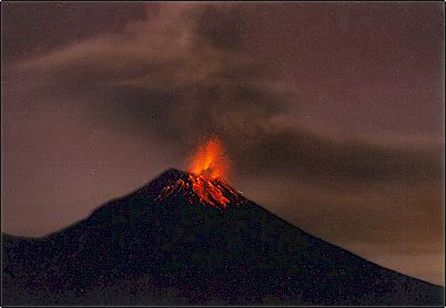 Erupci�n del Tungurahua por la noche, los materiales incandescentes se desplazan por el flanco occidental, sin embargo una ocasi�n invadi� todos los flancos.
