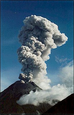 Columna de vapor y gases del Tungurahua, este volc�n tiene un pasado violento de varias edificios anteriores pulverizados y vueltos a formar, actualmente sus erupciones son efusivas y no explosivas pero los volcanes son impredecibles.
