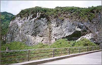 Este es el puente cerca de Las Juntas y que une Ambato con la ciudad de Ba�os, la muralla que se aprecia es un flujo de lava bas�ltica joven, formaciones como esta se pueden ver por todos lados.
