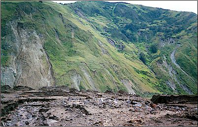 Flujos de lodo sobre la carretera, la ceniza, escombros y rocas arrojados por el volc�n ayudados por la lluvia han destruido algunas viviendas y terrenos de labranza, pero sin ocasionar p�rdidas humanas.
