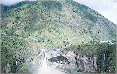 Cascada del Agoy�n, los flujos de lava al represar r�os han formado ca�das de agua como estas que han sido aprovechadas como fuentes de energ�a hidroel�ctrica. A pocos pasos se encuentra el embalse y proyecto hidroel�ctrico del Agoy�n.
