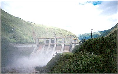 Esta obra de ingenier�a se encuentra r�o abajo del Tungurahua y provee energ�a para la sierra central del pa�s. Los volcanes pueden crear accidentados relieves utilizables para proyectos hidroel�ctricos o de riego. El problema es que estos mismos proyectos pueden ser afectados por eventuales erupciones volc�nicas.
