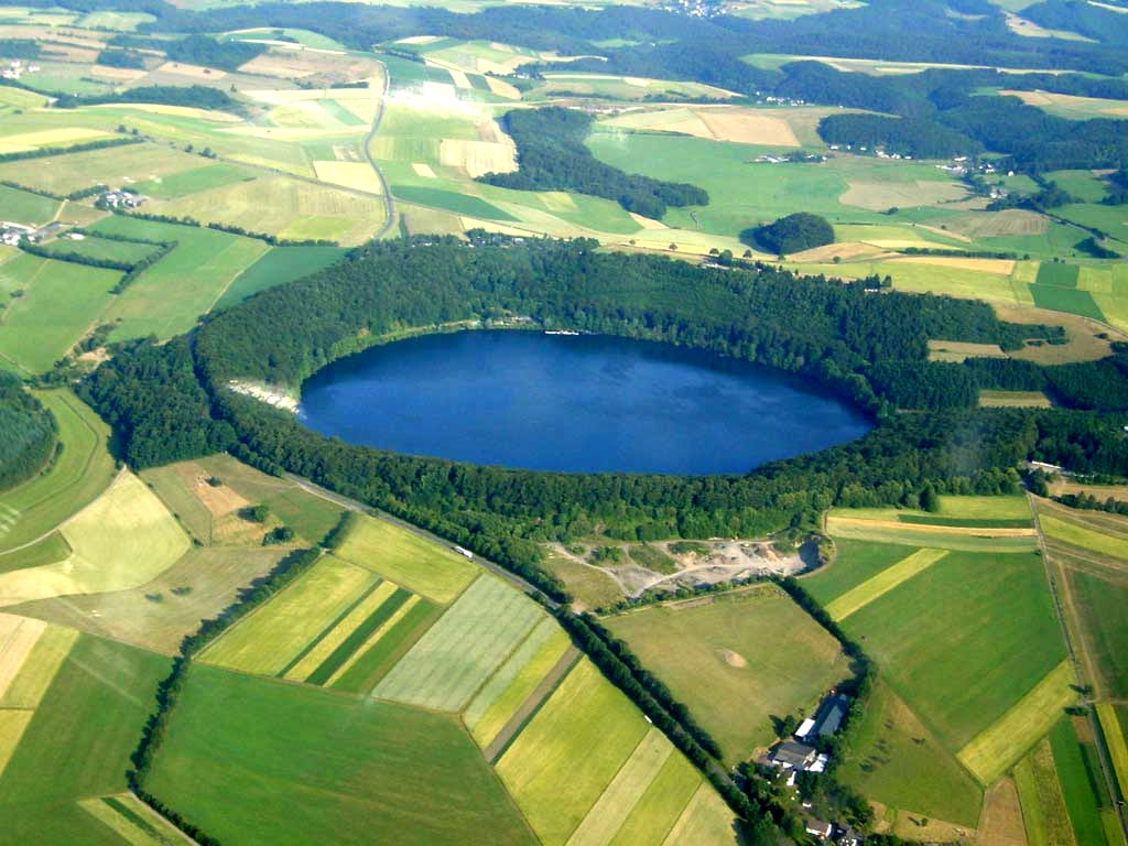 Vista a�rea del volc�n Laacher See, se aprecia la caldera y sus bordes, el campo circundantes est� constituido por gruesas capas pirocl�sticas