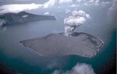Volc�n Anak Krakatau en una erupci�n en 1960 la isla Rakata  en segunfo plano es el remanente del antiguo volc�n Krakatoa que erupcion� violentamente llevandose m�s de 36 mil vidas en las cercanas costas de Java y Sumatra. Foto: R.W. Decker.