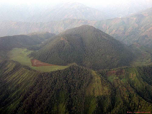 Vista a�rea del cr�ter del volc�n Mach�n en Colombia, considerado uno de los volcanes m�s peligrosos de ese pa�s. Foto: N�stor Ocampo Giraldo
